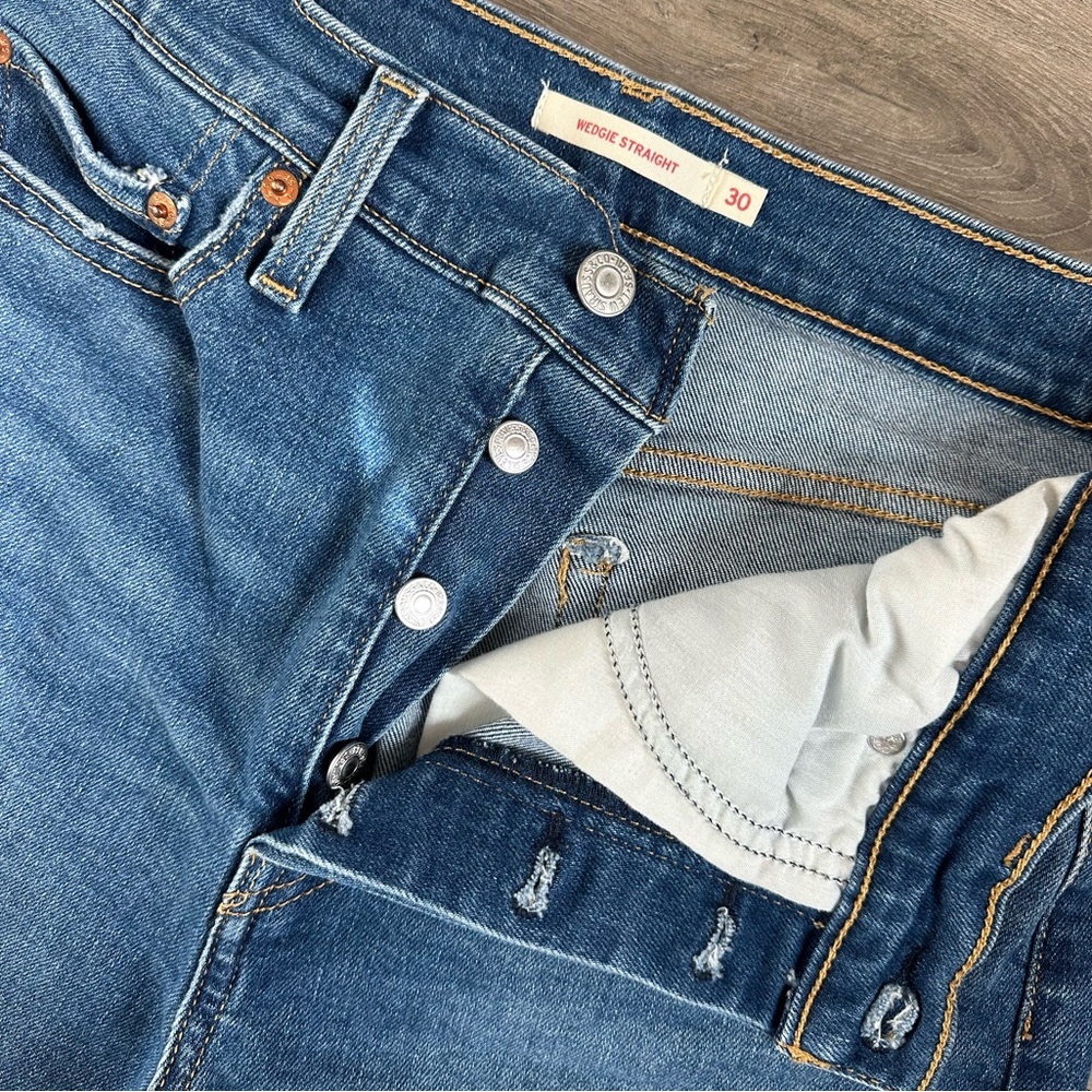 Levi’s Wedgie Straight Jean Size 30